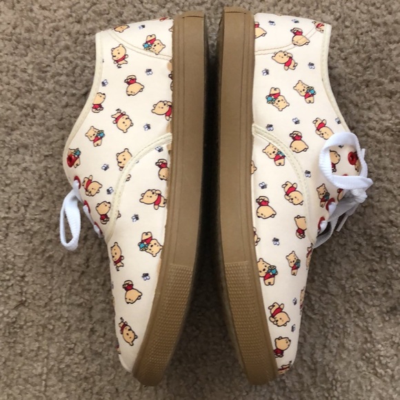 Winnie the Pooh shoes - Picture 3 of 5